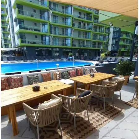 Premium & Piscina,sauna,jacuzzy,gym ナボダリ